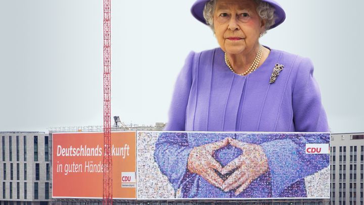 Une photo de la reine d'Angleterre a &eacute;t&eacute; incrust&eacute;e au-dessus de l'affiche symbolisant les mains d'Angela Merkel, &agrave; Berlin (Allemagne). (MERKEL-RAUTE - TUMBLR)