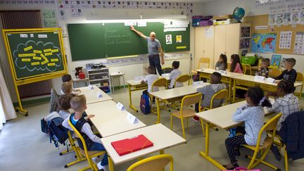 Une classe dans l'école primaire Pierre Mendes France à Clermont-Ferrand (Puy-de-Dôme). (THIERRY ZOCCOLAN / AFP)