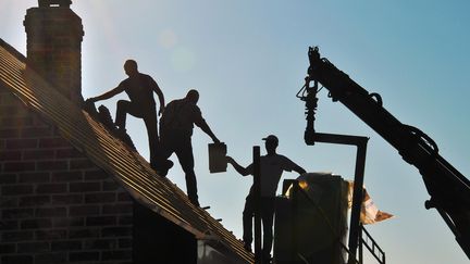 Des ouvriers travaillent sur une maison en cours de construction, le 29 septembre 2011 &agrave; Estaires (Nord). (PHILIPPE HUGUEN / AFP)