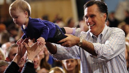 Le candidat aux primaires r&eacute;publicaines Mitt Romney joue avec le fils d'un de ses supporters lors d'un meeting &agrave; Loveland (Colorado), le 7 f&eacute;vrier 2012. (EMMANUEL DUNAND / AFP)