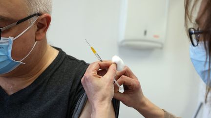 Un homme se fait vacciner avec un vaccin AstraZeneca, à Lyon, le 25 février 2021. (RICHARD MOUILLAUD / MAXPPP)