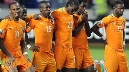 Des joueurs de l'&eacute;quipe de football de C&ocirc;te d'Ivoire r&eacute;agissent apr&egrave;s avoir manqu&eacute; un penalty en finale de la CAN face &agrave; la Zambie &nbsp;&agrave; Libreville (Gabon), le 12 f&eacute;vrier 2012. (FRANCK FIFE / AFP)