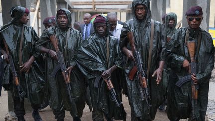 Des membres de la garde pr&eacute;sidentielle accompagnent le pr&eacute;sident sortant Joseph Kabila &agrave; sa sortie d'un bureau de vote, &agrave; Kinshasa (RDC) le 28 novembre 2011. (FINBARR O'REILLY / REUTERS)