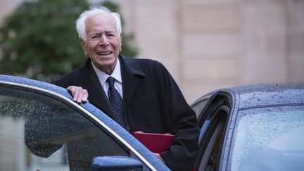 Jean Daniel quitte l'Elysée après avoir reçu la Légion d'honneur, le 17 septembre 2013.&nbsp; (MAXPPP)