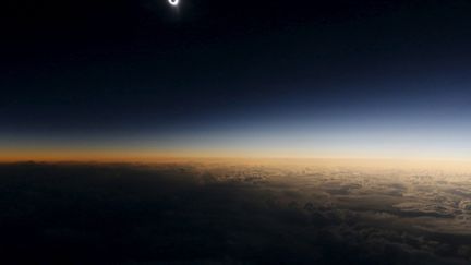 Certains chanceux ont pu b&eacute;n&eacute;ficier d'un point de vue exceptionnel, comme ici d'un avion survolant la Norv&egrave;ge. (SERGEI KARPUKHIN / REUTERS)