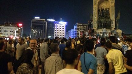 Un rassemblement pro-Erdogan sur la place Taksim à Istanbul (Turquie) après la tentative de coup d'état, vendredi 15 juillet. (Laurent Pastural / France 3 Auvergne)