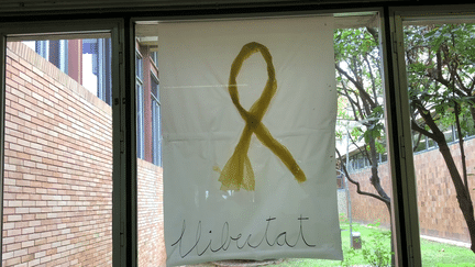 Un grand ruban jaune, symbole pour la liberté des prisonniers politiques, affiché à l'université d'économie de Barcelone. (GREGOIRE LECALOT / RADIO FRANCE)