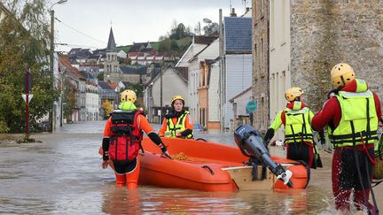 Des pompiers interviennent dans les rues inondées d'Isques, près de Boulogne-sur-Mer, le 7 novembre 2023. (DENIS CHARLET / AFP)