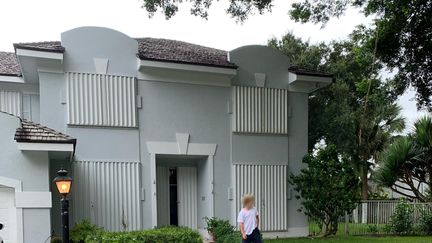 La maison de Jean Turcat, un Français habitant à&nbsp;Delray Beach, au nord de Miami, en Floride, le 2 septembre 2019. Des volets métalliques ont été posés à l'approche de l'ouragan Dorian. (JEAN TURCAT)