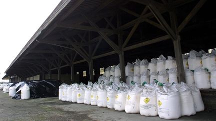 Un stock de nitrate d'ammonium dans un hangar de Saint-Malo, le 1er octobre 2001 (MAXPPP)