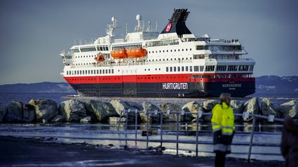 Un bateau de la compagnie norvégienne Hurtigruten, dans le port norvégien de Trondheim, le 11 février 2020.&nbsp; (OLE MARTIN WOLD / NTB SCANPIX / AFP)