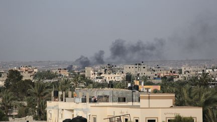 De la fumée s'élève de Nousseirat, dans la bande de Gaza, le 18 mai 2024. (AFP)