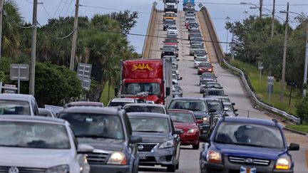 La route qui quitte&nbsp;Merritt Island en Floride remplie de voitures qui fuient&nbsp;l'ouragan Matthew, le 5 octobre 2016 (SIPA)