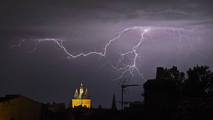 Un orage au-dessus de Bordeaux (Gironde), le 4 mai 2020. (NICOLAS TUCAT / AFP)