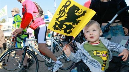 Un enfant brandit un drapeau flamand à Rhodes-Saint-Genèse (sud de Bruxelles) lors d'une manif néerlandophone (05/09/10) (AFP / Bas Bogaerts)