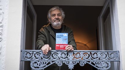 Jean-Paul Dubois le 4 novembre 2019 à la fenêtre du restaurant Drouant après avoir reçu le Prix Goncourt pour son roman&nbsp;"Tous les hommes n'habitent pas le monde de la même façon". (ALEXIS SCIARD / MAXPPP)