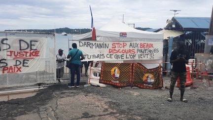 Des manifestants sur un barrage à Mayotte. (GAËLE JOLY / RADIO FRANCE)