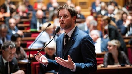 Clément Beaune, ministre délégué chargé des Transports, lors d'une séance publique de questions au gouvernement au Sénat, le 9 novembre 2022, à Paris. (XOSE BOUZAS / HANS LUCAS / AFP)