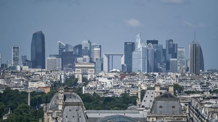 Une vue du quartier d'affaire de la Défense de la tour St Jacques à Paris, le 17 mai 2023. (FIRAS ABDULLAH / ANADOLU AGENCY / AFP)