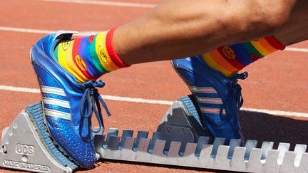 Un concurrent portant des chaussettes aux couleurs du "Rainbow Flag" &agrave; Montr&eacute;al (Canada), en ao&ucirc;t 2006. (DIMITRIOS PAPADOPOU / NEWSCOM / SIPA USA)