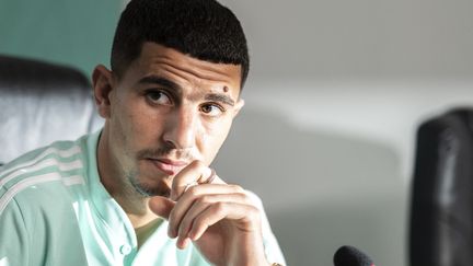 Le défenseur de l'OGC Nice Youcef Atal, le 15 janvier 2022 lors d'une conférence de presse à Douala (Cameroun) avant une rencontre de la sélection algérienne. (CHARLY TRIBALLEAU / AFP)