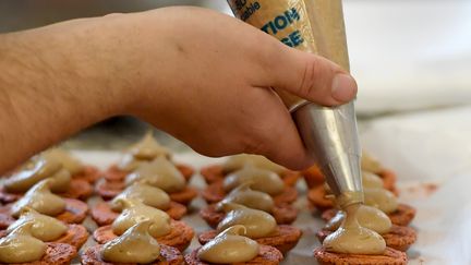 Dans une boulangerie-pâtisserie à Bourg-en-Bresse, en janvier 2023. (CATHERINE AULAZ / MAXPPP)