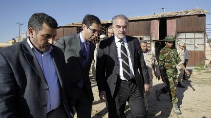 Le procureur de la CPI Luis Moreno Ocampo (C) en visite sur une base militaire de Tripoli (Libye), le 23 novembre 2011. (JOSEPH EID / AFP)