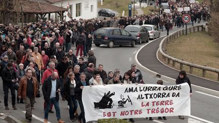 Environ un millier de personnes ont manifesté à Espelette contre une projet de recherche d'or à Espelette (Pyrénées-Atlantique), le 11 février 2017. (IROZ GAIZKA / AFP)