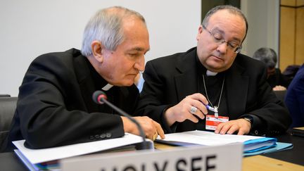 Le repr&eacute;sentant du Vatican aupr&egrave;s des Nations unies &agrave; Gen&egrave;ve, Silvano Tomasi, au c&ocirc;t&eacute; de Charles Scicluna, ancien procureur au Vatican, jeudi 16 janvier &agrave; Gen&egrave;ve (Suisse). (FABRICE COFFRINI / AFP)