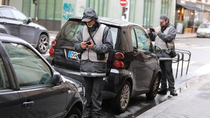 Des agents d'une autre société privée, Moovia, contrôlent le stationnement d'automobilistes à Paris, le 3 janvier 2018. (MAXPPP)