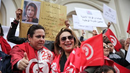 Des Tunisiennes brandissent des drapeaux lors d'une manifestation organisée par des femmes à l'occasion de la fête de l'indépendance à Tunis, le 20 mars 2019.&nbsp; (CHEDLY BEN IBRAHIM / NURPHOTO)