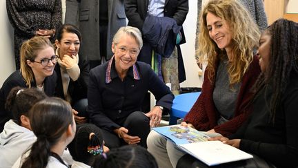 Elisabeth Borne rencontre des enfants dans un centre social à Chanteloup-les-Vignes (Yvelines), le 27 octobre 2023. (BERTRAND GUAY / AFP)