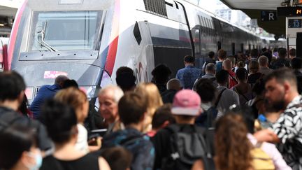 Des voyageurs sur l'un des quais de la Gare de Lyon, le 29 juillet 2022, pour l'un des plus importants jours de départs de l'année. (BERTRAND GUAY / AFP)