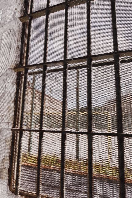 Une fenêtre grillagée donnant sur une cour de la prison d'Ensisheim. (SEBASTIEN BOZON / AFP)