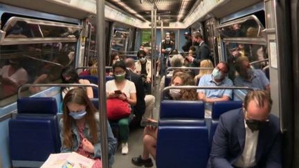 À partir de lundi 16 mai, le port du masque n'est plus obligatoire dans les transports en commun.&nbsp;La journaliste Chloé&nbsp;Barbaux, en direct de la gare de Lyon, à Paris, explique que certains passagers ont néanmoins préféré garder leur masque. (FRANCE 2)