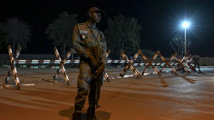 Un représentant des forces de sécurité nigériennes dans les rues de la capitale, Niamey, le 5 septembre 2023. (AFP)