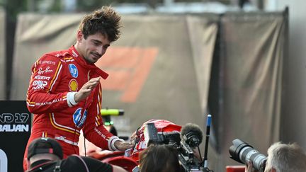 Charles Leclerc après sa pole position au Grand Prix d'Azerbaïdjan, le 14 septembre 2024 à Bakou. (NATALIA KOLESNIKOVA / AFP)