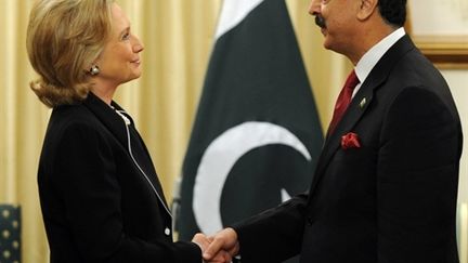 Le Premier ministre pakistanais, Yousuf Raza Gilani, et la Secrétaire d'Etat US, Hillary Clinton, le 18 juillet 2010. (AFP Aamir Qureshi)