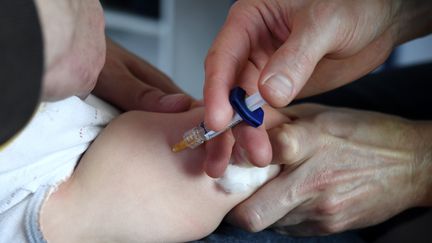 Un médecin vaccine un nourrisson (illustration). (FRED TANNEAU / AFP)