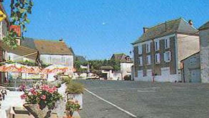  (La place du village de Génis, qui se prépare à accueillir une famille irakienne de quatre enfants. © Mairie de Génis)