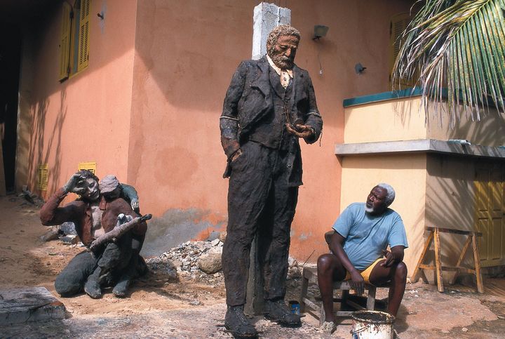 Ousmane Sow à Dakar devant son "Victor Hugo" et son "Gavroche"
 (Béatrice Soulé / Roger Violet / ADAGP )