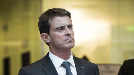 Manuel Valls en novembre 2015 à la sortir d'une réunion du groupe PS à l'Assemblée nationale (MAXPPP)