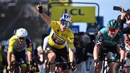 Wout van Aert, vainqueur sur la cinquième étape du Critérium du Dauphiné devant Jordi Meeus, le 9 juin 2022 à Chaintre. (MARCO BERTORELLO / AFP)