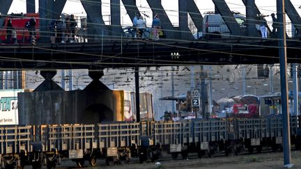 Des piétons en gare de Valenciennes&nbsp;(Nord), après l'incendie d'un wagon de fret, le 25 mars 2022. (FRANCOIS LO PRESTI / AFP)