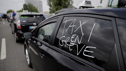 Un taxi en grève sur le périphérique parisien le 20 mai 2019.&nbsp;
 (THOMAS SAMSON / AFP)