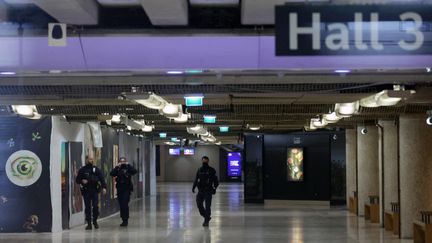 Des policiers patrouillent à la gare de Lyon, à Paris, après une attaque au couteau dans laquelle trois personnes ont été blessées, le 3 février 2024. (THOMAS SAMSON / AFP)