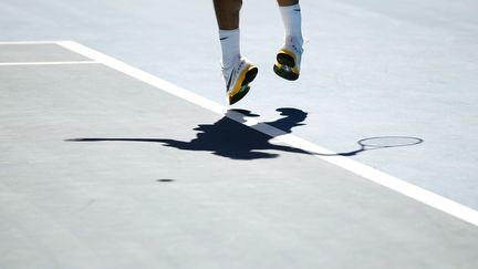 Roger Federer sert face &agrave; Tommy Robredo lors de l'Open d'Australie, le 23 janvier 2011.&nbsp; (TIM WIMBORNE / REUTERS)