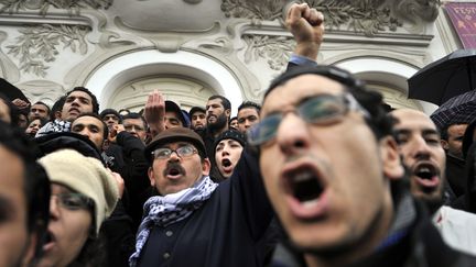 Des Tunisiens manifestent apr&egrave;s l'assassinat de l'opposant Chokri Bela&iuml;d, jeudi 7 f&eacute;vrier &agrave; Tunis. (RYAD KRAMDI / MAXPPP)