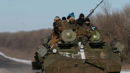 &nbsp; (Soldats ukrainiens photographiés ce mardi à proximité de Debaltseve © REUTERS | Gleb Garanich)