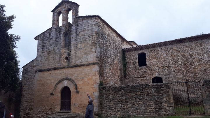 André Rousselet le maire de Brue-Auriac montre du doigt l’emplacement à présent vide où se trouvait la cloche en bronze volée à la chapelle Notre-Dame. (FARIDA NOUAR / FRANCEINFO)